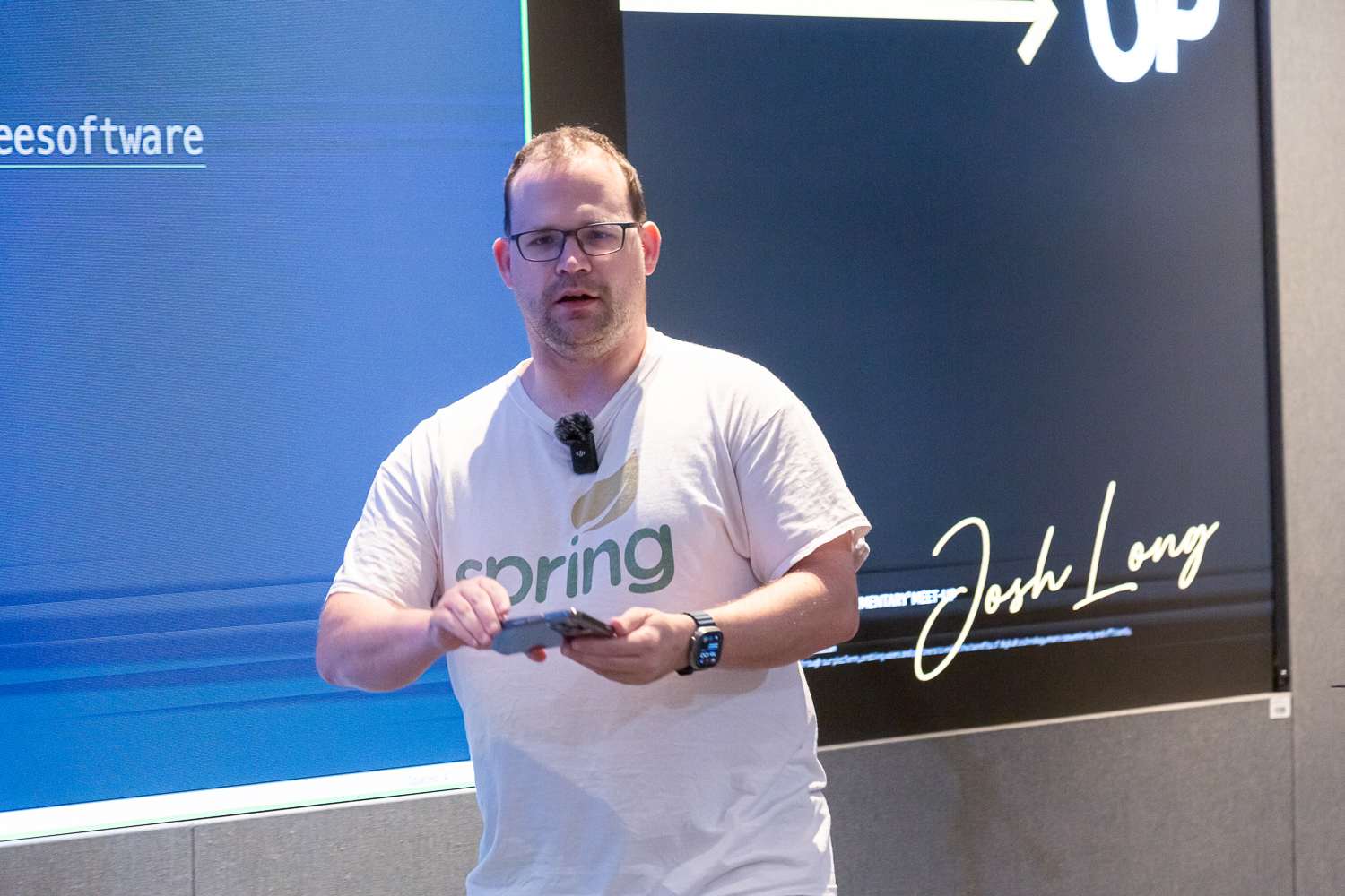 밋업을 시작하는 Josh Long - 가방 속에 직접 챙겨 온 Spring 티셔츠로 갈아입고, 밋업 전 기념 촬영을 준비하는 모습
