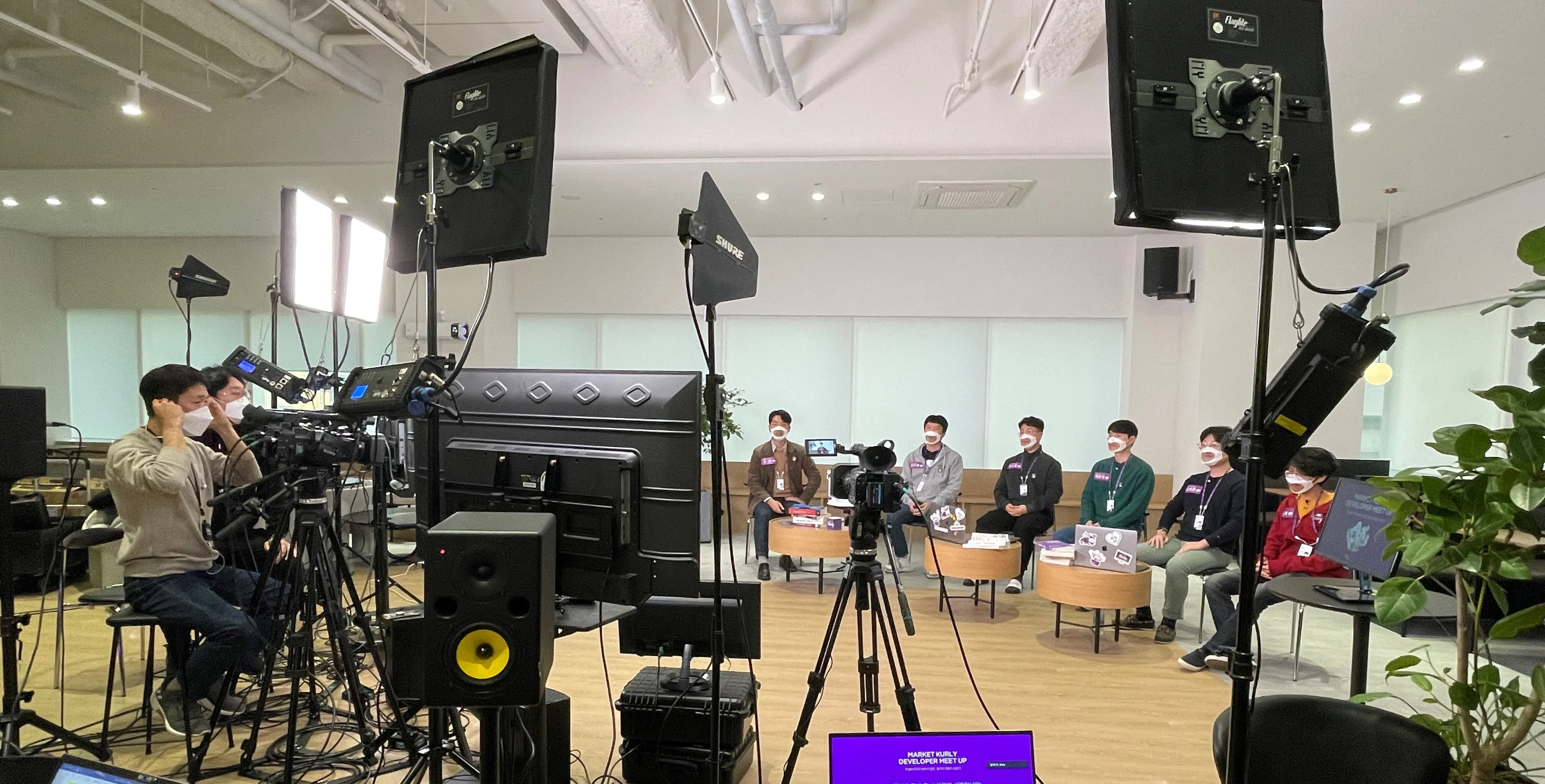 라이브 방송을 기다리는 패널들