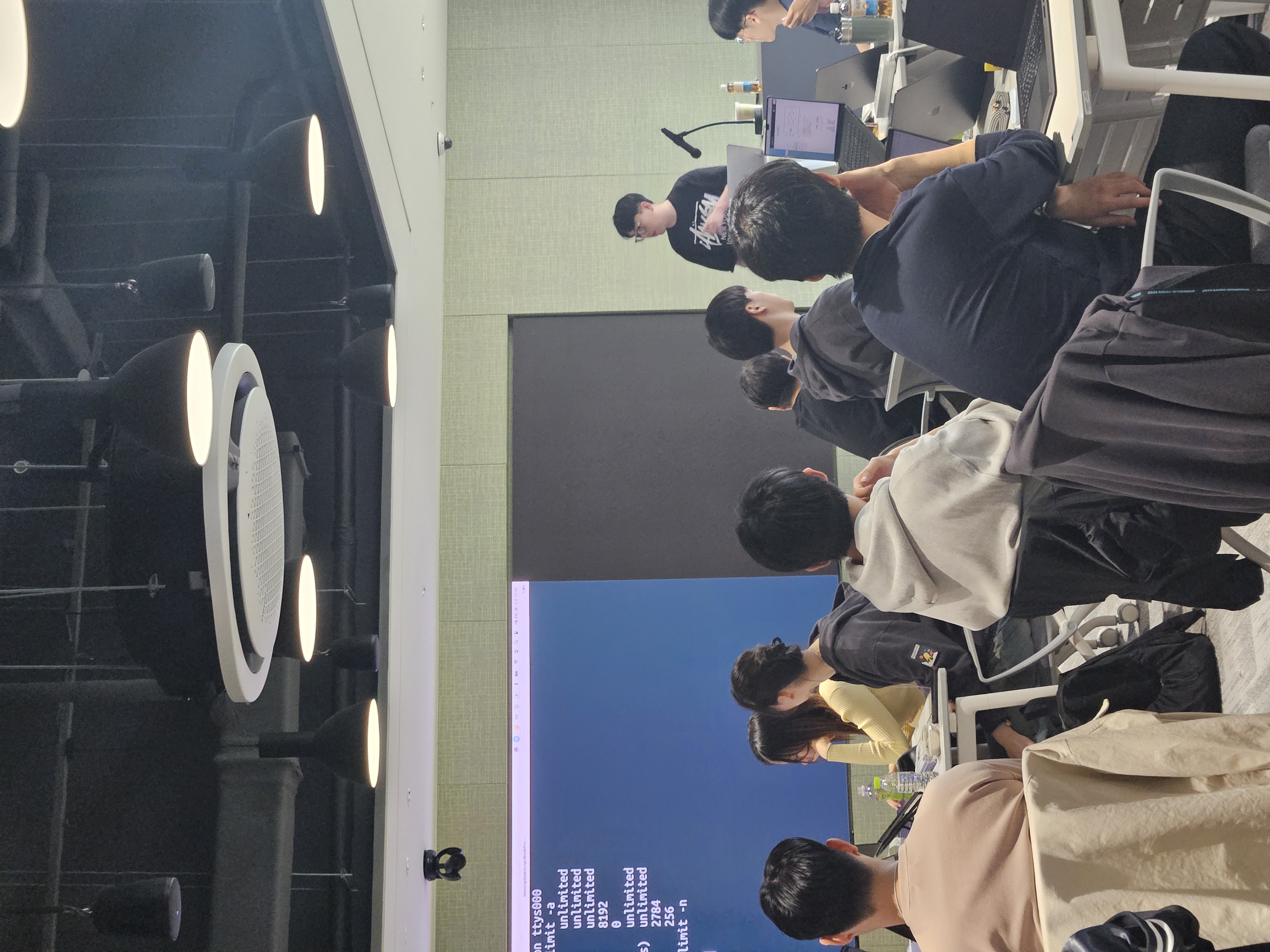 열정적으로 미션에 대한 피드백을 학습하고 있는 크루들