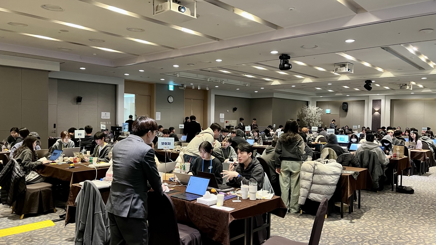 해커톤 형태로 행사에서 팀별로 프로젝트 진행중인 모습